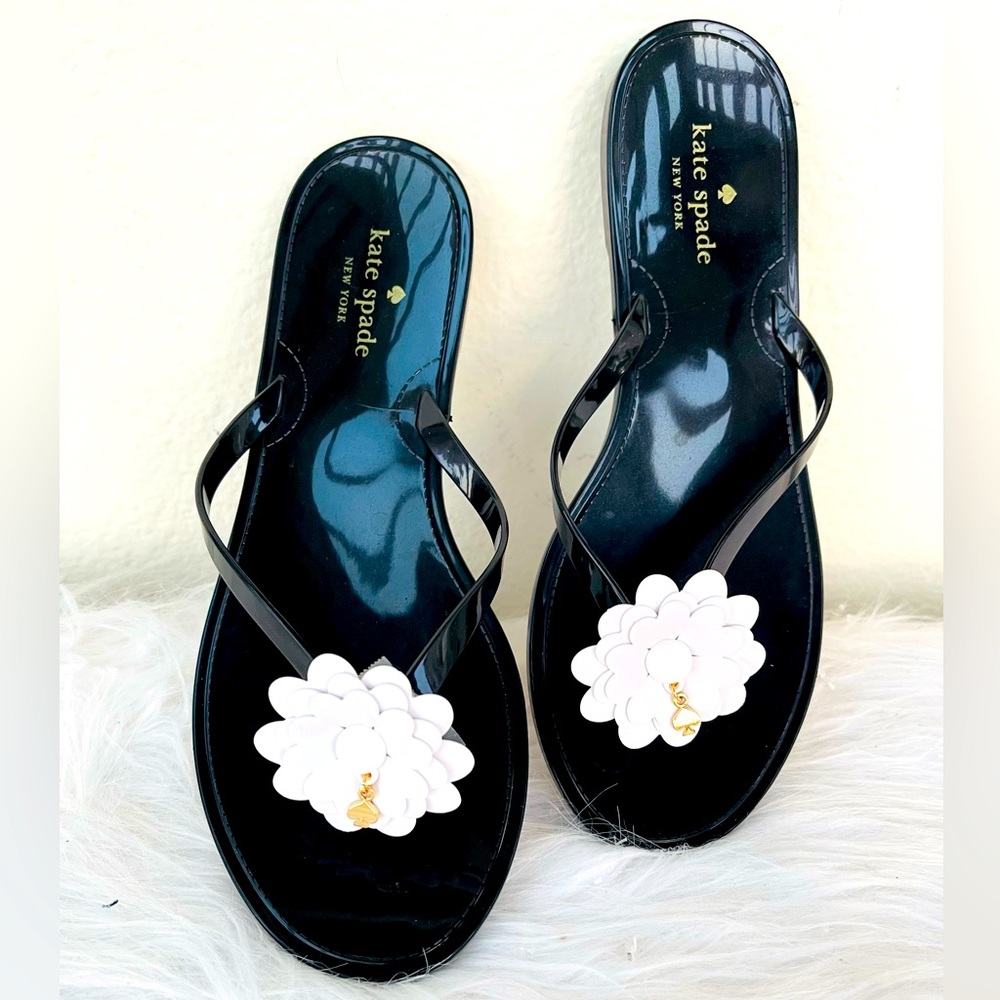 NEW 🌼 
KATE SPADE ♠️ NEW YORK 
DAISY FLOWER 
JELLY FLIP FLOPS 
SANDALS 
SIZE 7